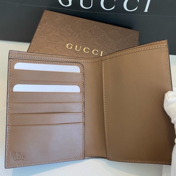 Brand New:  Gucci GG Logo Vertical Passport Case - Picture 2 of 8